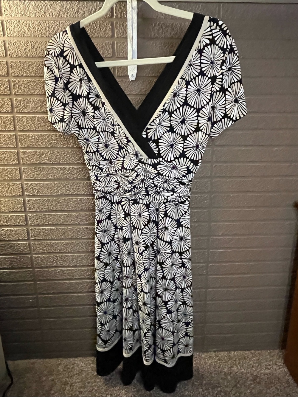 Sandra Darren Black & White Floral Wrap-Style Women’s Dress size 10